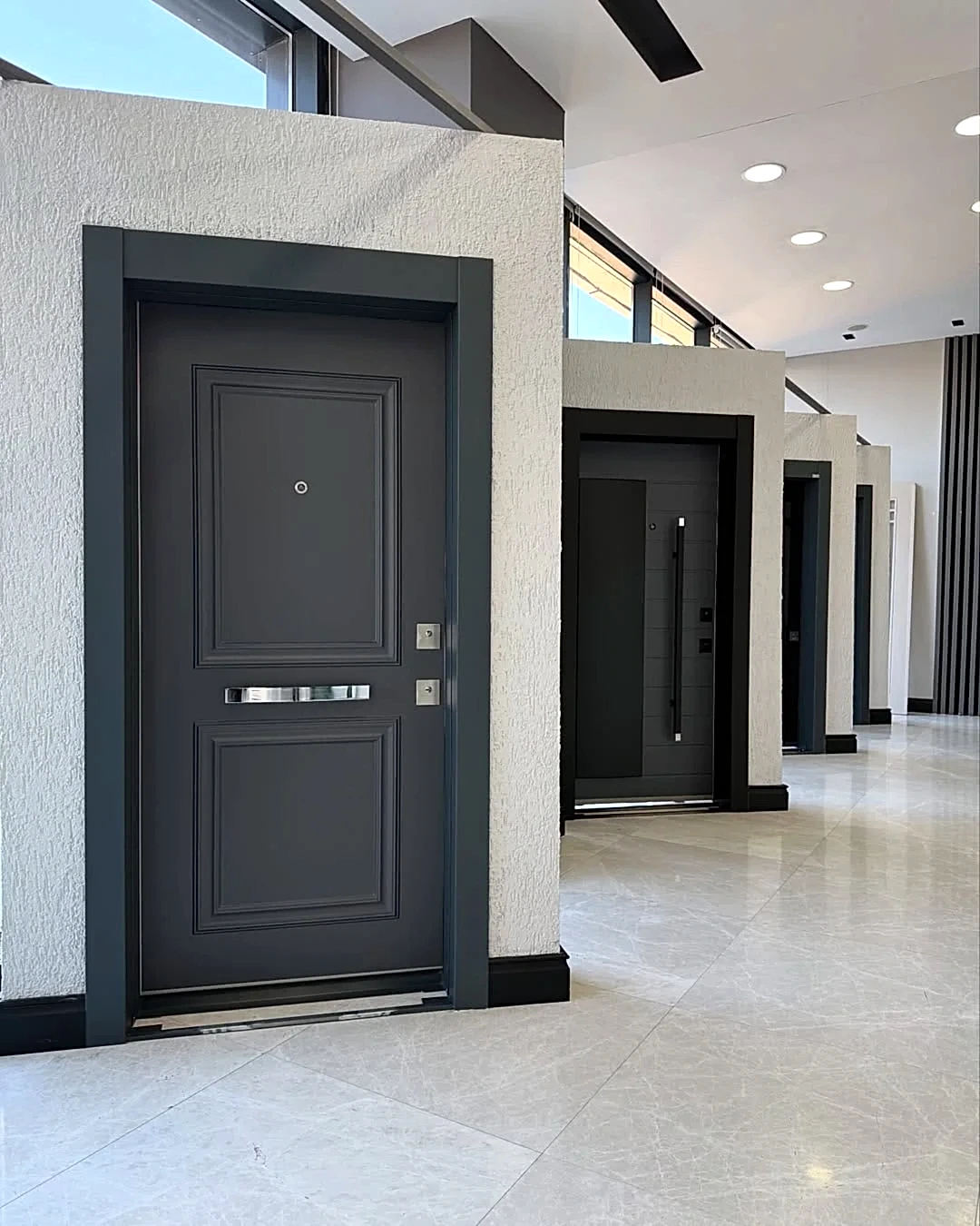 Bursa Uludor yüksek güvenlikli çelik kapı modelleri, modern antrasit ve ahşap görünümlü lüks apartman giriş kapısı tasarımı ve dış mekan kapı dekorasyonu.